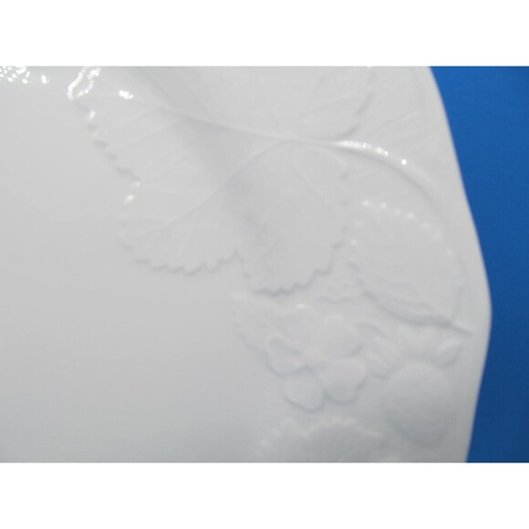 Wedgwood Strawberry and Vine 11" Dinner Plate - Picture 5 of 10